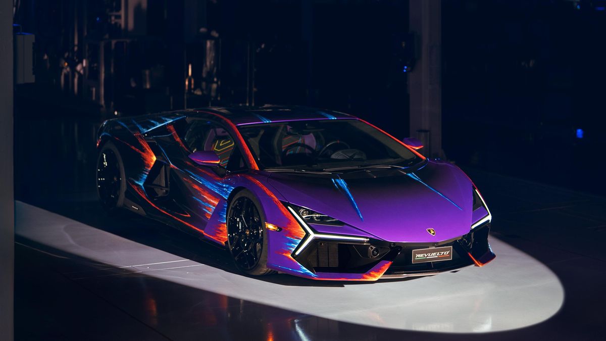 Lamborghini Revuelto dostalo speciální odstín, lakovali jej 435 hodin
